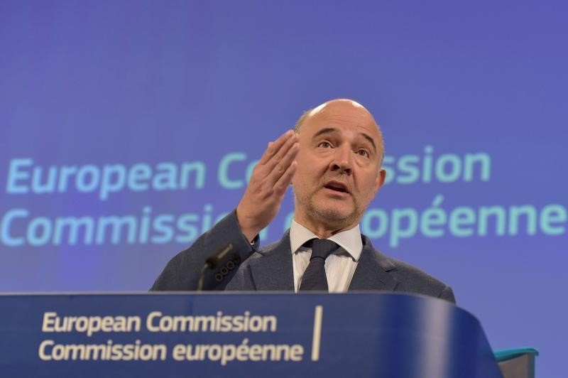 © Reuters. Il commissario Ue per gli Affari economici e finanziari Pierre Moscovici 