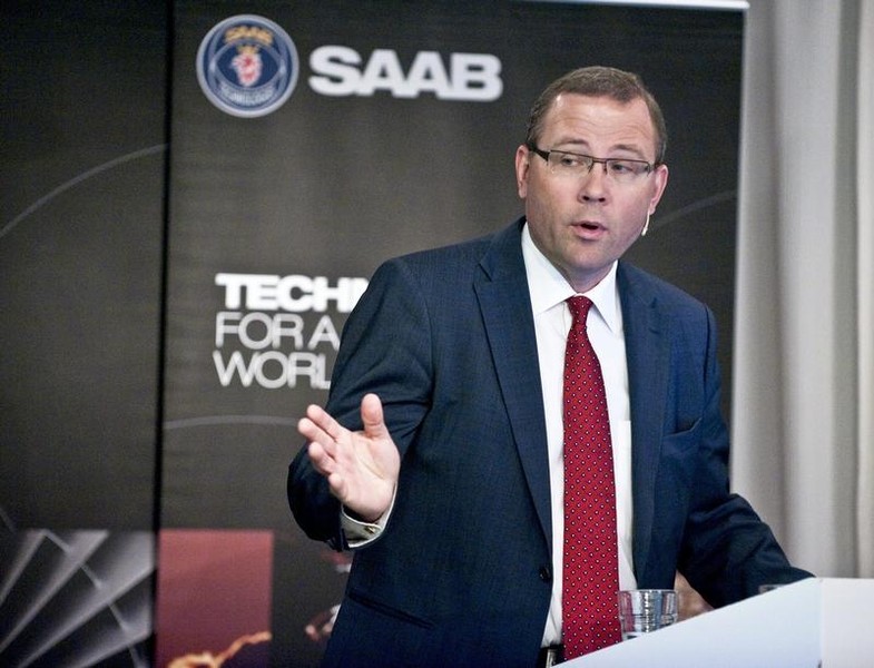 © Reuters. Saab Chief Executive Hakan Buskhe speaks at a news conference at the World Trade Centre in Stockholm