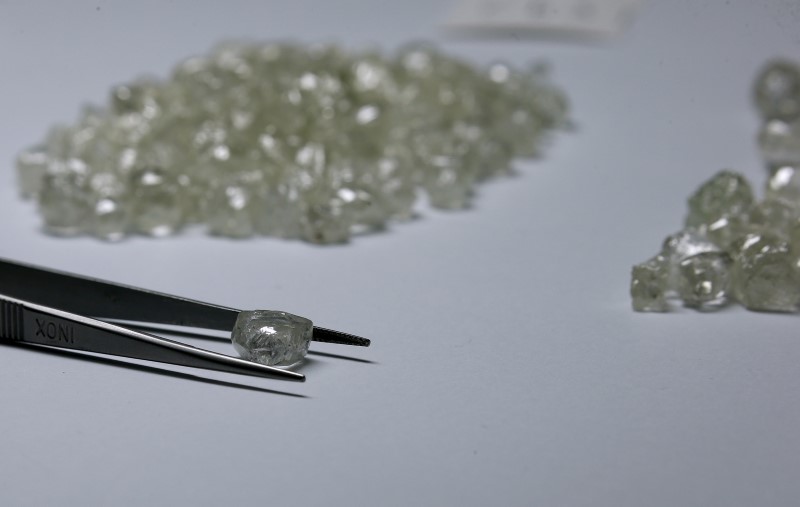 © Reuters. Diamonds are displayed during a visit to the De Beers Global Sightholder Sales (GSS) in the capital Gaborone in Botswana