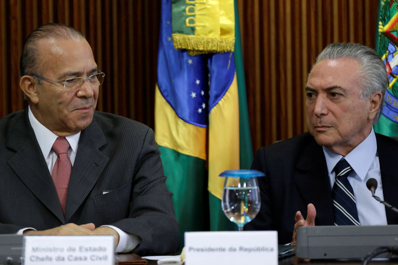 © Reuters. Ministro-chefe da Casa Civil, Eliseu Padilha, ao lado do presidente interino, Michel Temer, durante reunião em Brasília