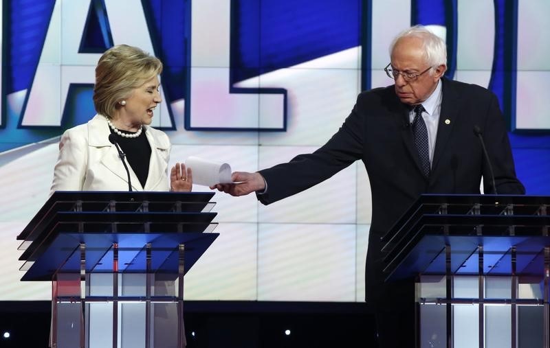 © Reuters. Clinton y Sanders afrontan una caldeada fase final por la nominación demócrata en EEUU 