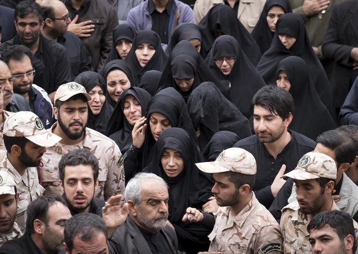 © Reuters. الحرس الثوري يقول إيرانيون كثيرون تطوعوا للقتال في سوريا