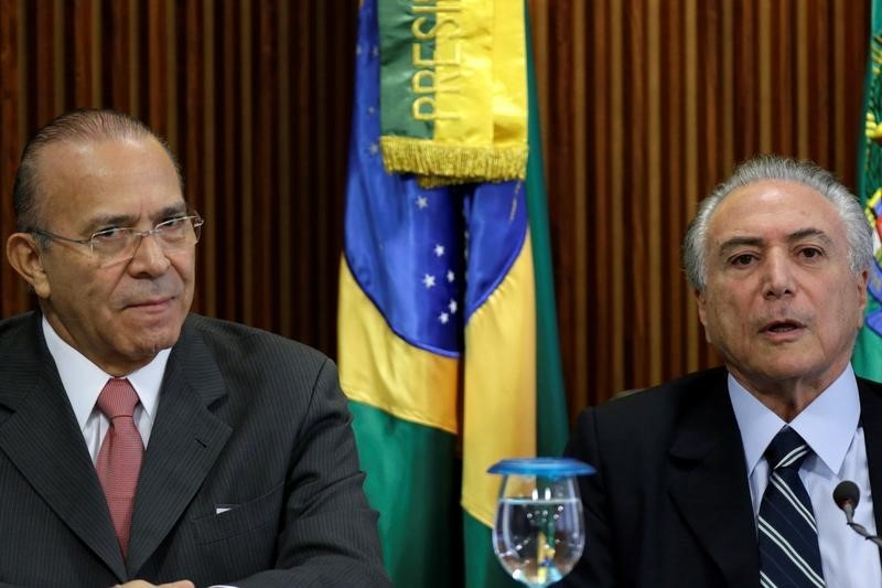 © Reuters. Padilha e Temer durante reunião no Palácio do Planalto