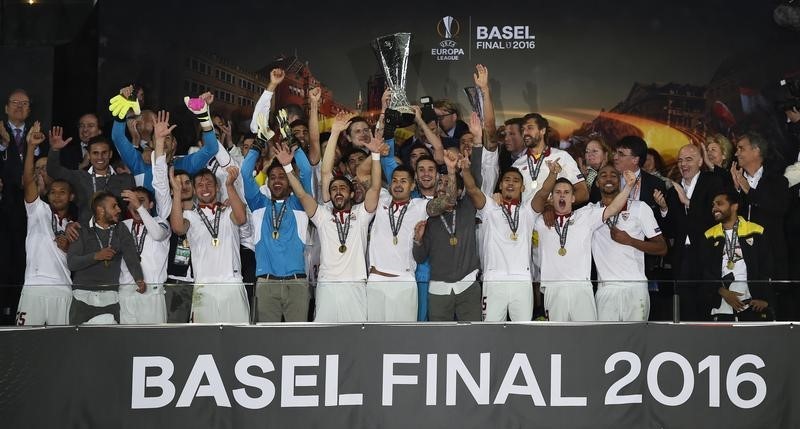 © Reuters. اشبيلية يتوج بلقب الدوري الأوروبي بفوزه على ليفربول