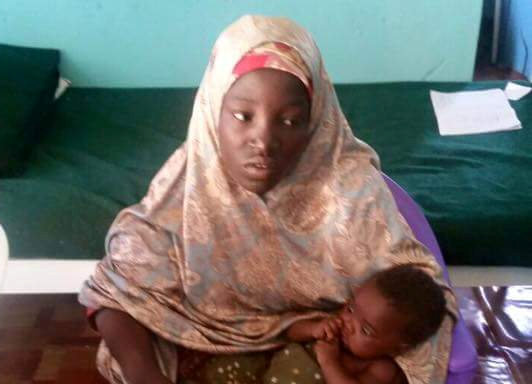 © Reuters. Undated picture released by Nigeria army of rescued Chibok schoolgirl in Maiduguri, Nigeria