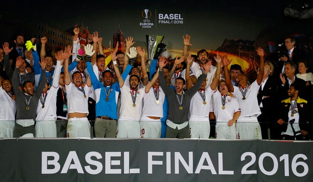 © Reuters. Foto del miércoles del Sevilla celebrando con el trofeo de la Liga Europa en Basilea