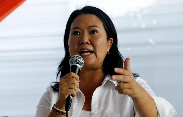 © Reuters. Fujimori gives a speech during a meeting with local leaders in San Juan de Lurigancho in Lima