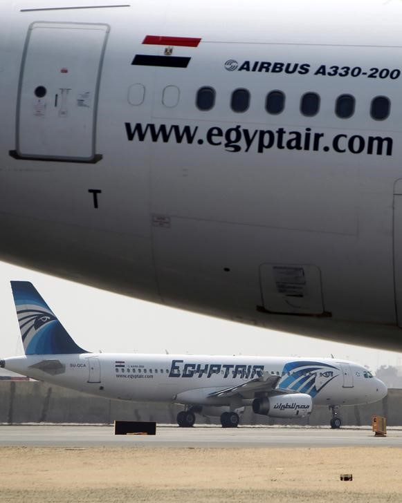 © Reuters. مسؤولو طيران مصريون يعتقدون بأن الطائرة سقطت في البحر