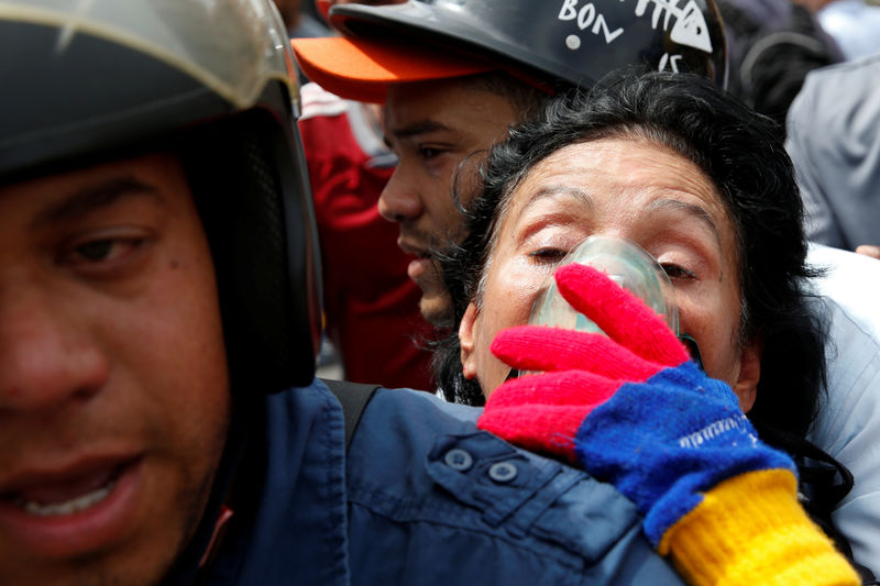 © Reuters. Las fuerzas de seguridad venezolanas reprimen una marcha contra Maduro en Caracas