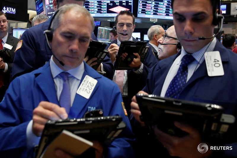 © Reuters. Трейдеры на торгах Нью-Йоркской фондовой биржи