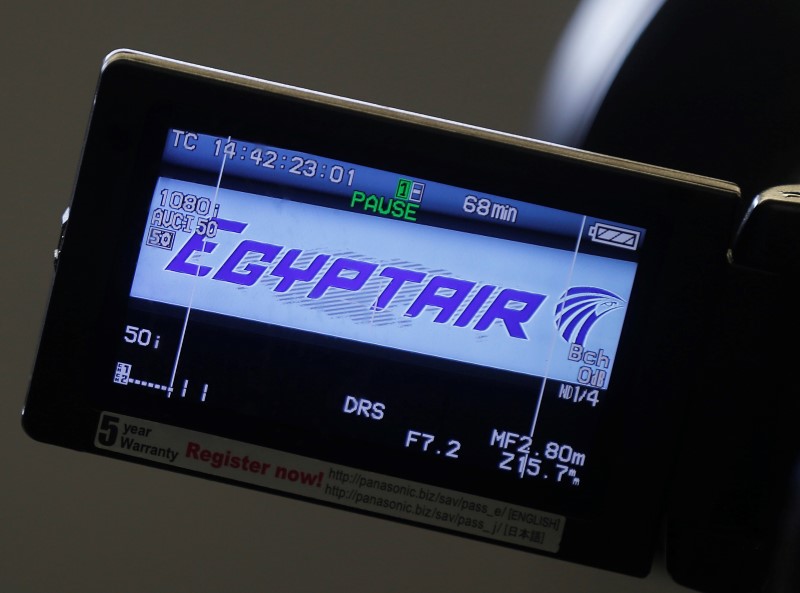 © Reuters. Il logo Egyptair fotografato al desk dell'aeroporto francese Charles de Gaulle a Parigi