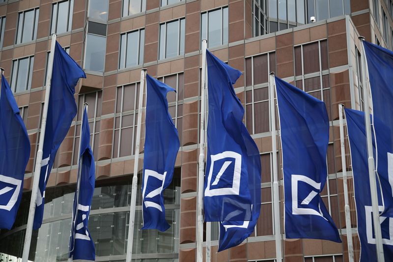 © Reuters. Flags of Deutsche Bank are pictured outside its headquarters ahead of the bank's annual general meeting in Frankfurt