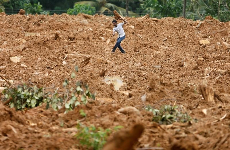 © Reuters. الآمال تخبو لإنقاذ 150 شخصا يعتقد أنهم طُمروا تحت الأوحال في سريلانكا