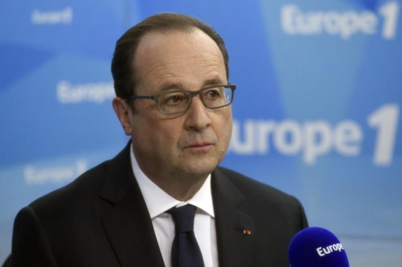 © Reuters. الرئيس الفرنسي: لا نستبعد أي فرضية بشأن طائرة مصر للطيران المفقودة