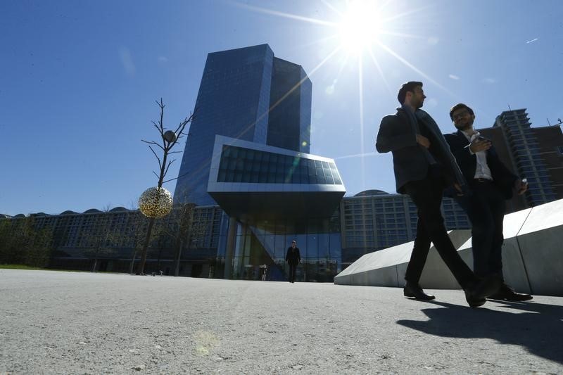 © Reuters. People walk past headquarters of the European Central Bank (ECB) in Frankfurt