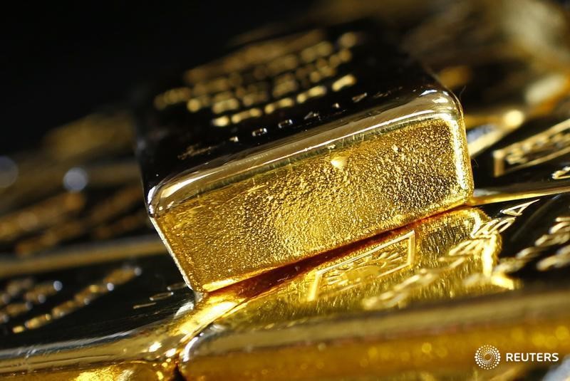 © Reuters. Золотые слитки на заводе Oegussa в Вене