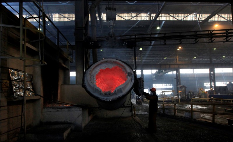 © Reuters. A worker operates a mixer of fused aluminium at the foundry shop of the Rusal Sayanogorsk aluminium smelter outside the town of Sayanogorsk