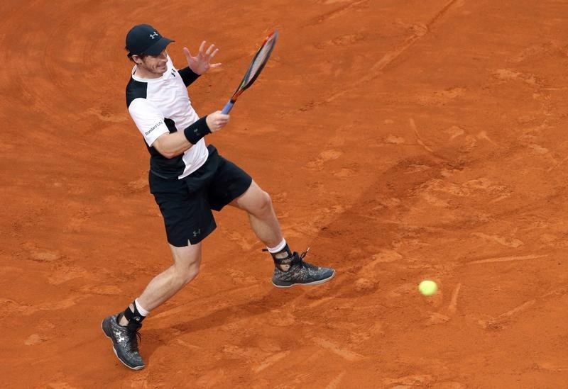 © Reuters. Tennis - Italy Open Men's Singles Final match - Novak Djokovic of Serbia v Andy Murray of Britain - Rome, Italy