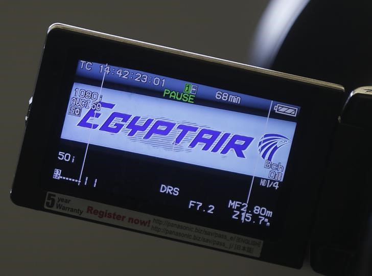 © Reuters. اليونان ترصد جسمين بلاستيكيين بمنطقة البحث عن طائرة مصر للطيران في البحر