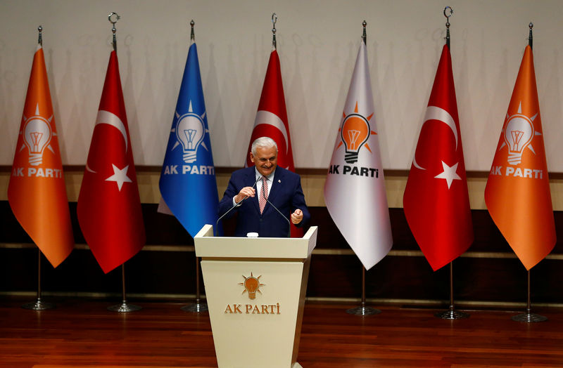 © Reuters. Turkey's likely next prime minister and incoming leader of the ruling AK Party Binali Yildirim addresses party members during a meeting in Ankara