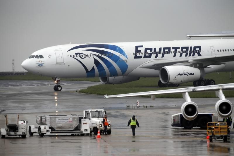 © Reuters. العثور على أجزاء من طائرة أثناء البحث عن طائرة مصر للطيران المفقودة