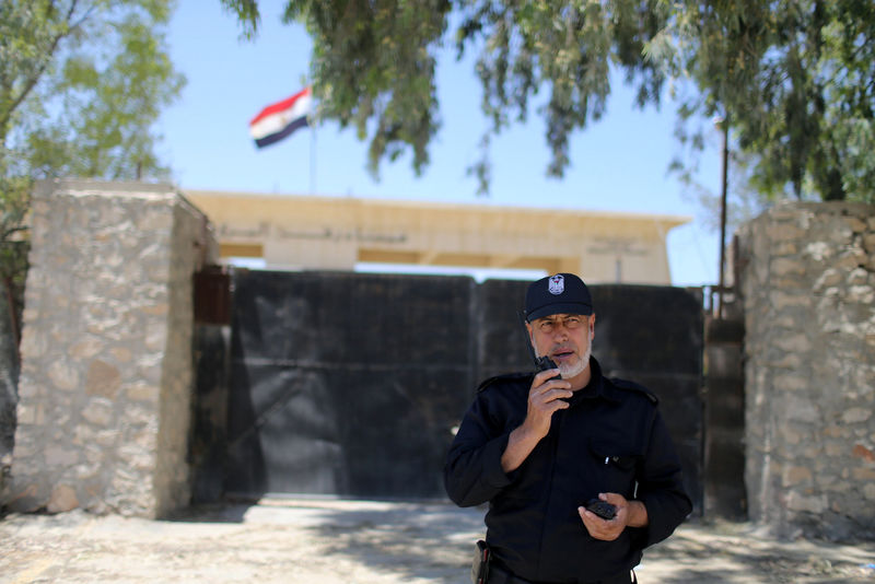 © Reuters. البحرية: طائرة أمريكية تساعد في البحث عن الطائرة المصرية المفقودة
