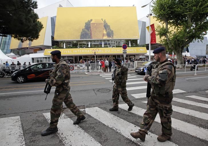 © Reuters. Soldados franceses em frente sede do Festival de Cinema de Cannes