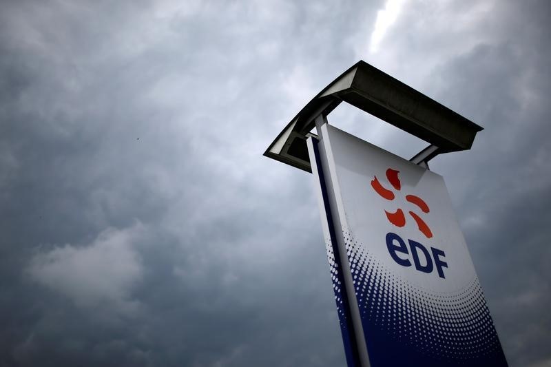 © Reuters. The logo of France's state-owned electricity company EDF is seen next to the Electricite de France (EDF) thermal electricity production plant in Cordemais
