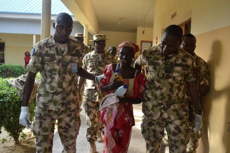 © Reuters. شاهد: فتاة نيجيرية عثر عليها بعد عامين من خطفها تلتقي بالرئيس
