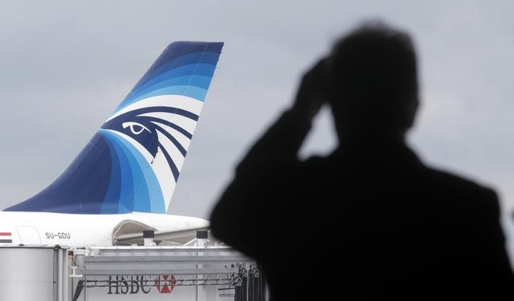© Reuters. Avión de Egyptair se habría estrellado en el Mediterráneo, hallan restos en el mar