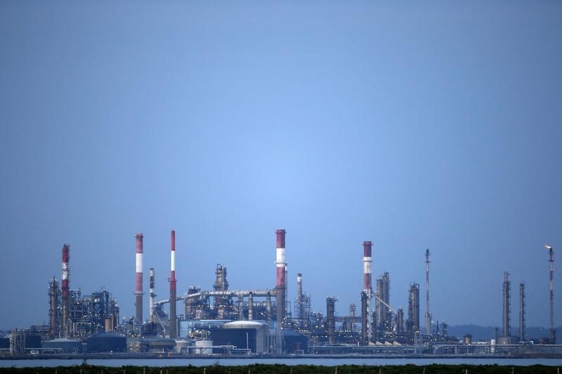 © Reuters. A general view shows the French oil giant Total refinery of Donges, western France