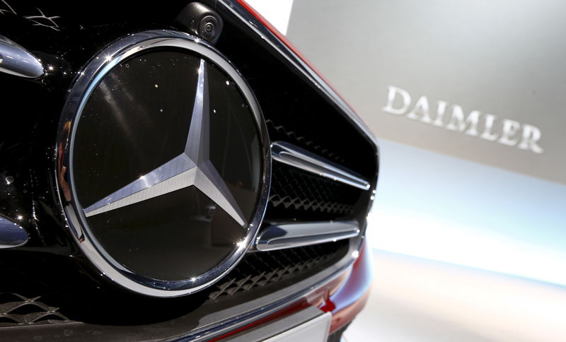 © Reuters. DAIMLER ABAISSE SES PRÉVISIONS POUR SA BRANCHE CAMIONS 