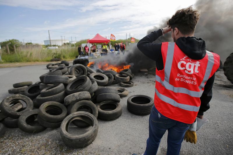 © Reuters. NOUVELLE JOURNÉE DE MOBILISATION CONTRE LA LOI TRAVAIL