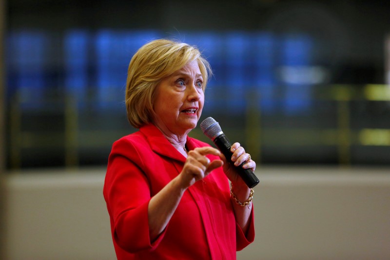 © Reuters. U.S. Democratic presidential candidate Hillary Clinton speaks at Transylvania University in Lexington, Kentucky