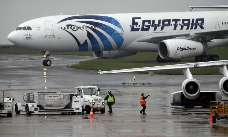 © Reuters. Avião da EgyptAir no aeroporto Charles de Gaulle