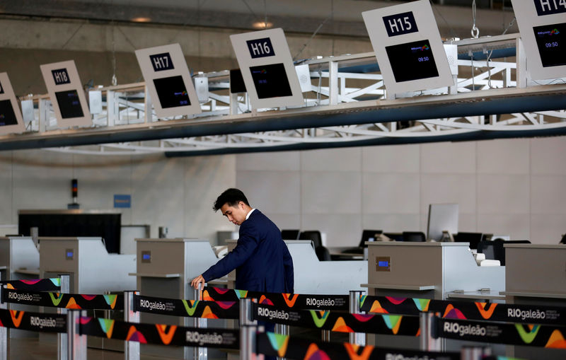 © Reuters. Funcionário trabalha em novo terminal do aeroporto internacional do Galeão durante sua cerimônia de abertura, no Rio de Janeiro