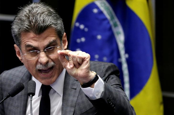 © Reuters. Ministro do Planejamento, Romero Jucá, discursando durante votação sobre impeachment da presidente afastada Dilma Rousseff, em Brasília