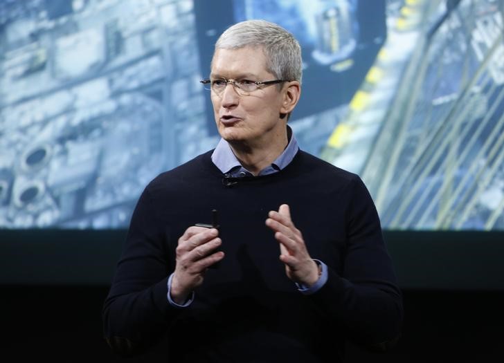 © Reuters. Presidente-executivo da Apple, Tim Cook, fala em evento na sede da empresa, na Califórnia