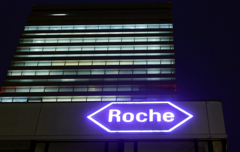 © Reuters. Swiss drugmaker Roche's logo is seen at their headquarters in Basel