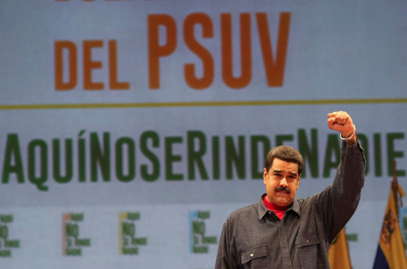 © Reuters. Venezuela's President Nicolas Maduro gestures during a meeting with members of Venezuela's United Socialist Party (PSUV) in Caracas