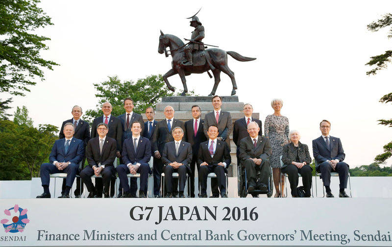 © Reuters. Participants of the G7 finance ministers and central bankers meeting pose for a family picture, ahead of the kickoff of the meeting at Aoba Castle in Sendai, Miyagi prefecture, Japan