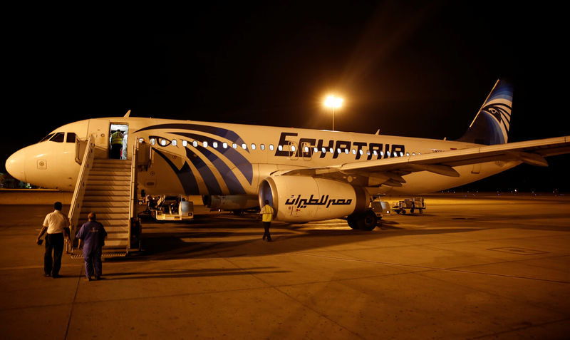 © Reuters. Un avión de EgyptAir desaparece mientras volaba sobre el Mediterráneo