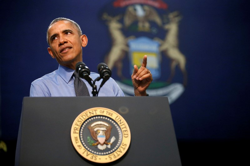 © Reuters. U.S. President Barack Obama delivers remarks at North Western High School in Flint, a city struggling with the effects of lead-poisoned drinking water in Michigan