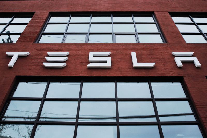 © Reuters. Логотип Tesla на здании у дилерского центра компании в Нью-Йорке 