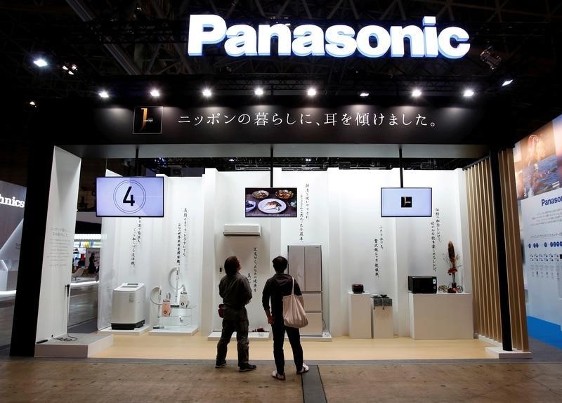© Reuters. Visitors look at Panasonic Corp's luxury brand home appliances called J concept at CEATEC JAPAN 2015 in Makuhari