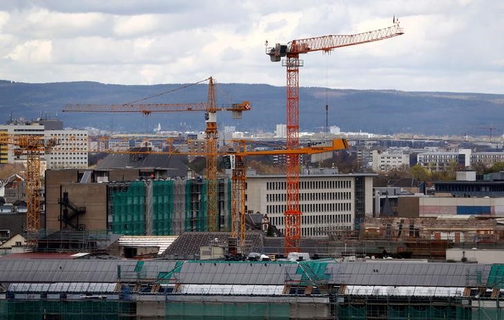 © Reuters. Cranes are seen on the construction site of Frankfurt's university campus in Frankfurt