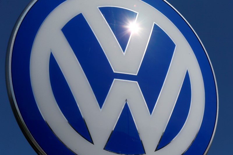 © Reuters. A Volkswagen logo is pictured at Volkswagen's headquarters in Wolfsburg