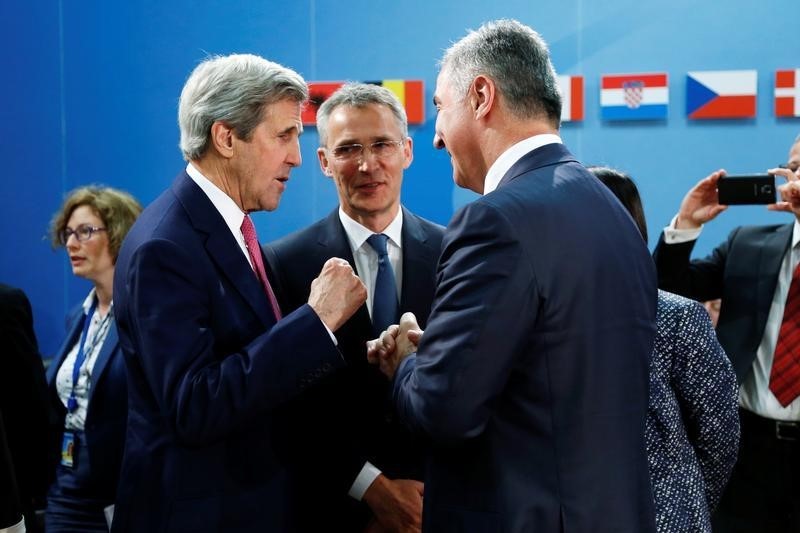 © Reuters. U.S. Secretary of State Kerry, NATO Secretary-General Stoltenberg and Montenegro's PM Djukanovic attend a NATO foreign ministers meeting in Brussels