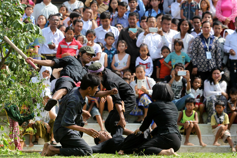 © Reuters. Actors perform a play at the Choeung Ek memorial during the annual "Day of Anger" in Phnom Penh