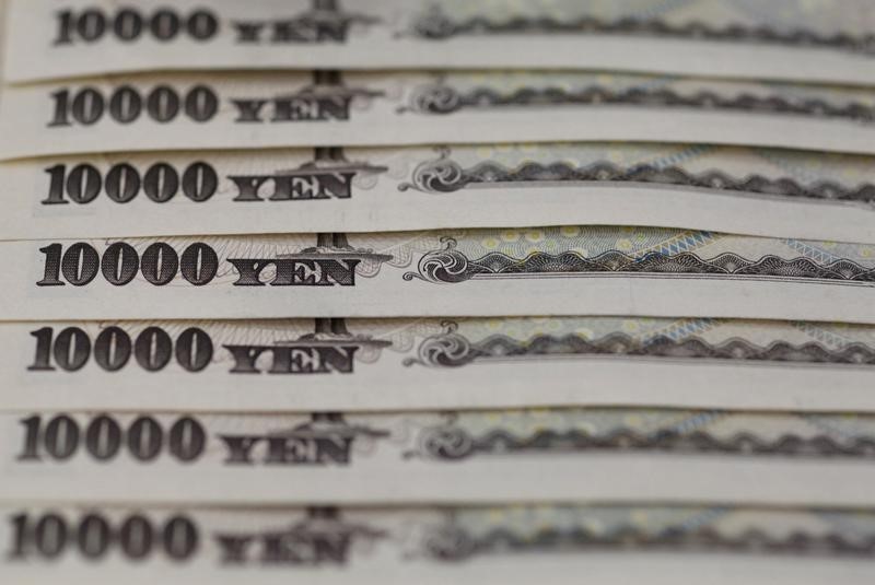 © Reuters. Japanese 10,000 yen notes lined up in this picture illustration